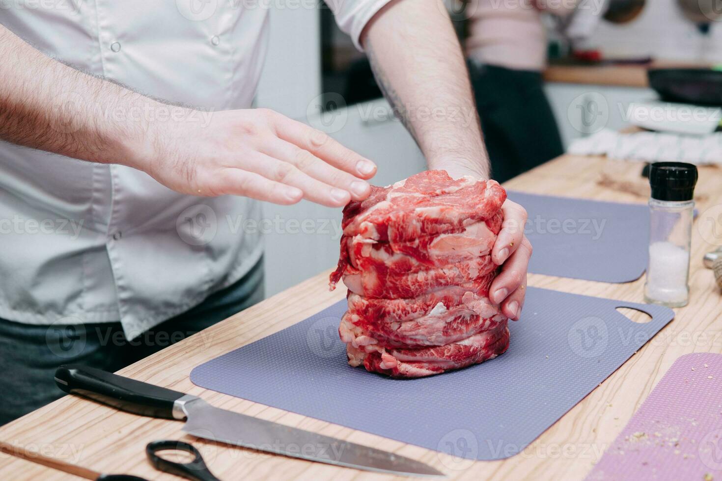 cucinando carne rotoli nel il cucinando classe. Manzo rotolo. crudo carne, avvicinamento, mani nel il telaio. foto