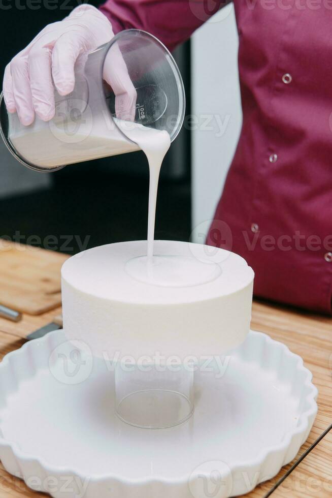 cucinando mousse torta a un' cucinando classe. cucinando a casa, fatti in casa cibo. pasticciere foto