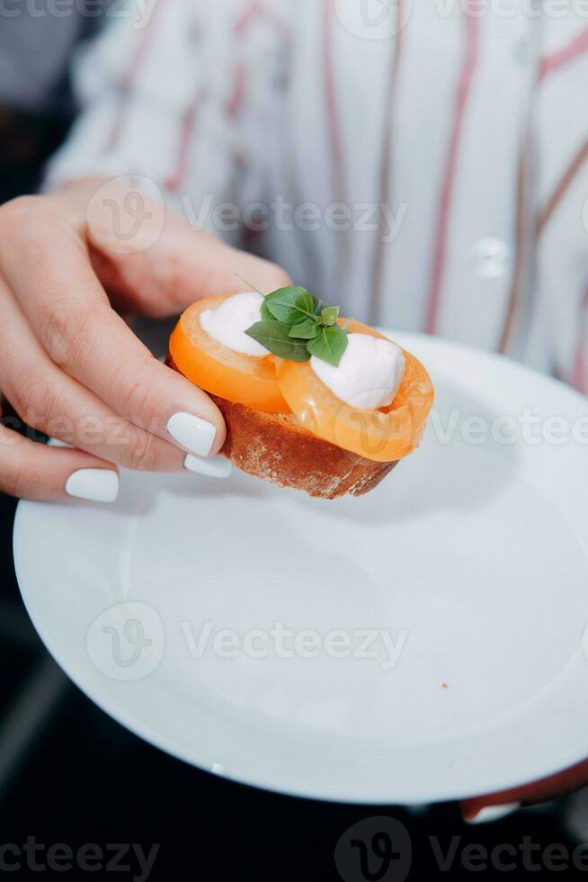 Bruschetta con pomodori e formaggio. italiano piatto, cucinando a un' culinario maestro classe. cucinando a casa, casa cibo. foto