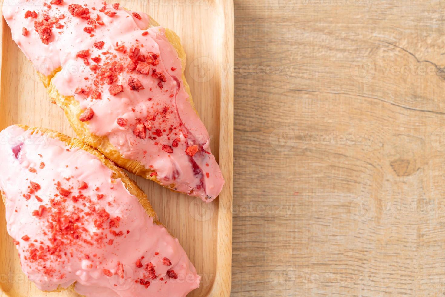 croissant con salsa al cioccolato alla fragola foto