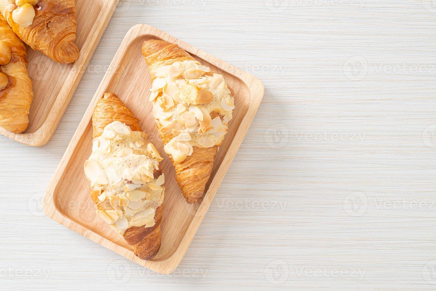 croissant con panna e mandorle foto