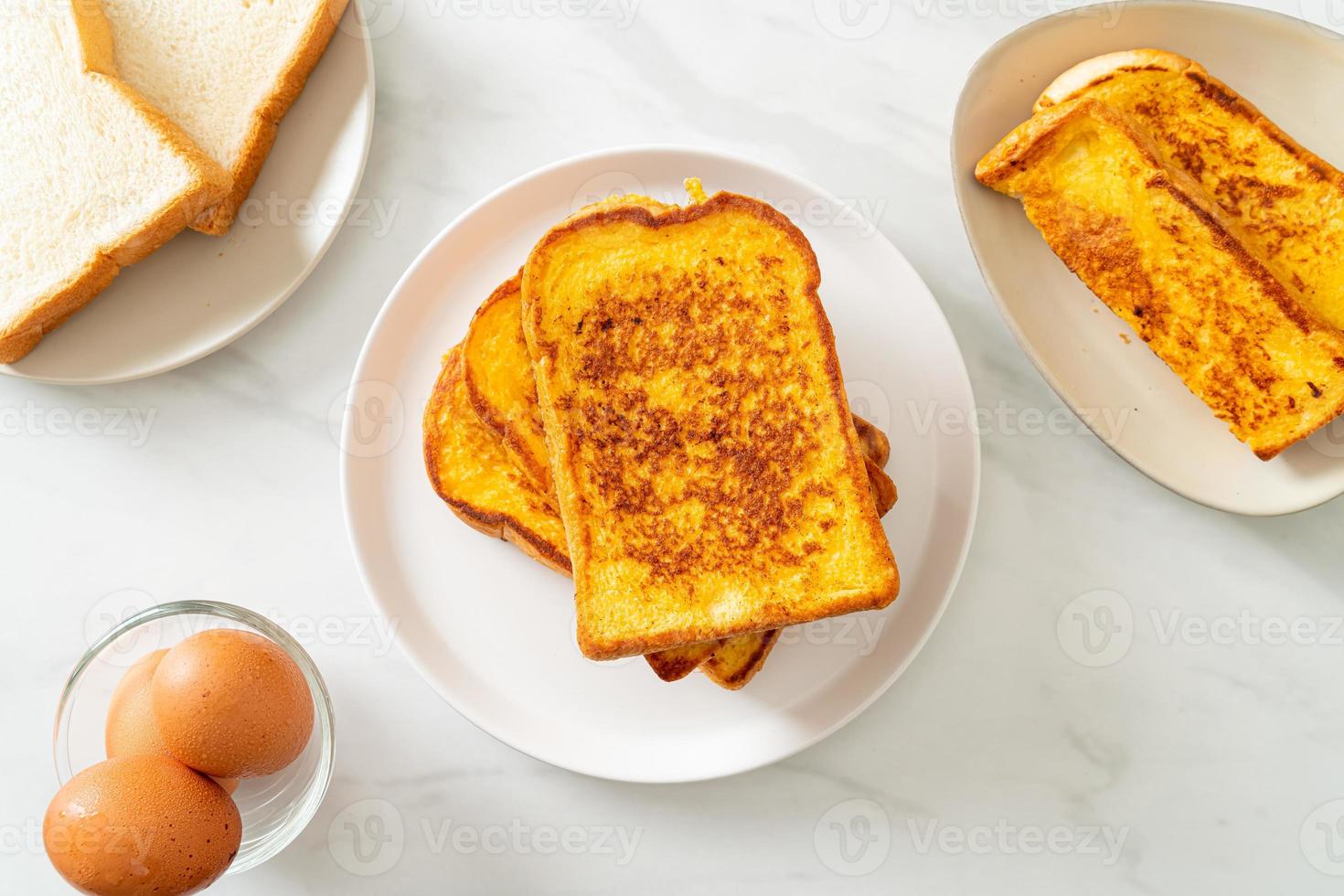 toast alla francese su piatto bianco foto