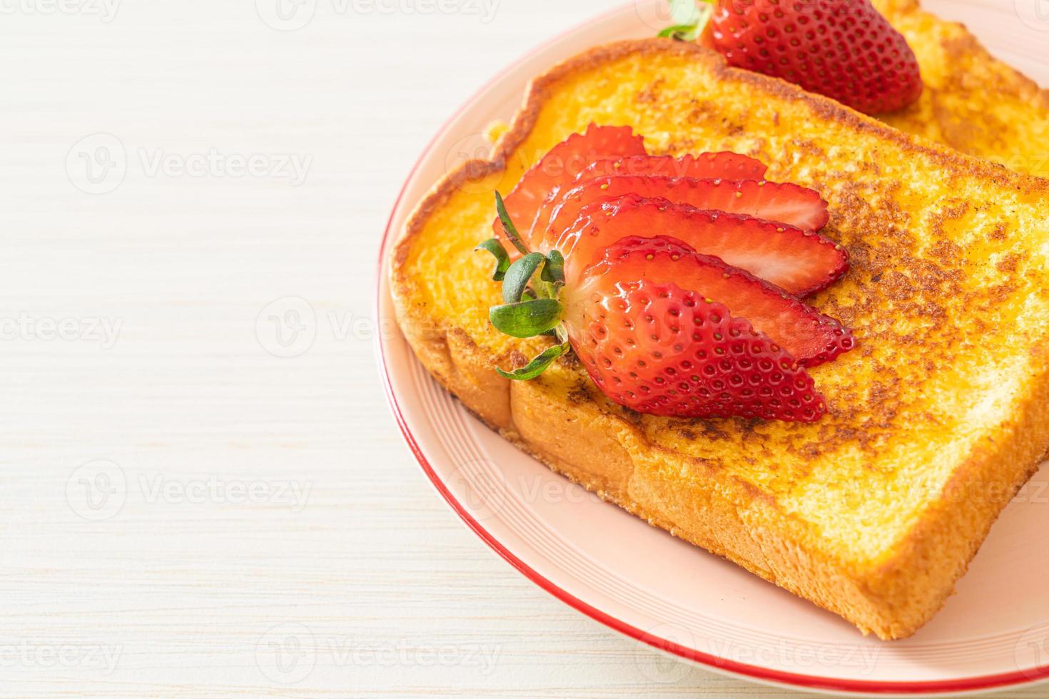 toast alla francese con fragole fresche foto