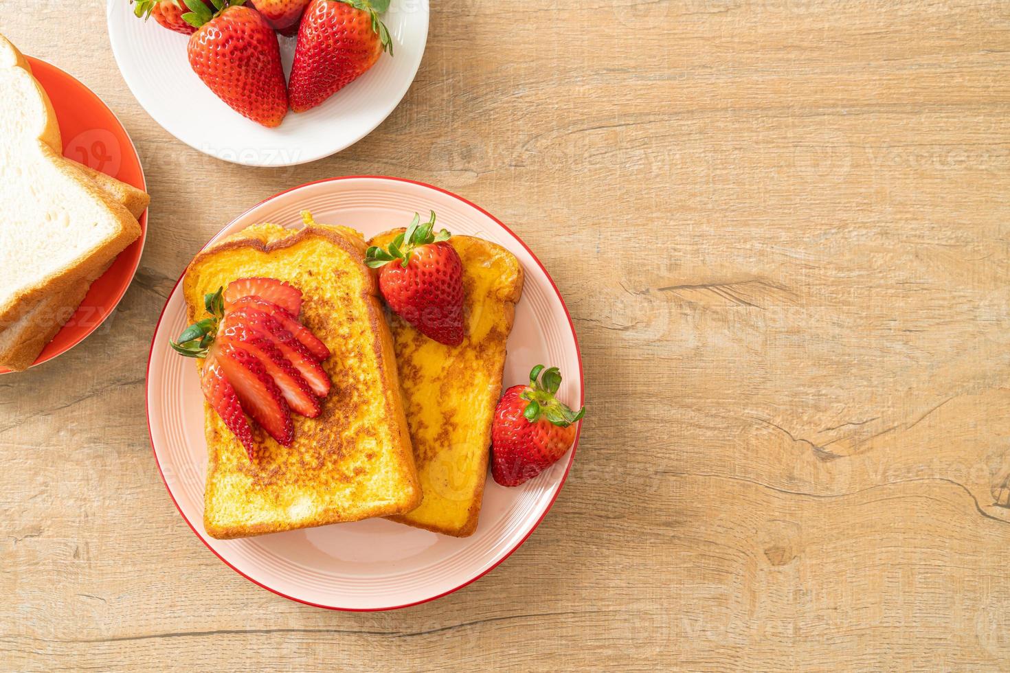 toast alla francese con fragole fresche foto