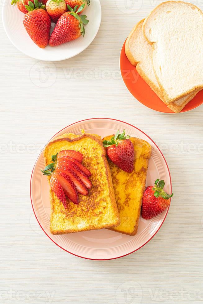 toast alla francese con fragole fresche foto