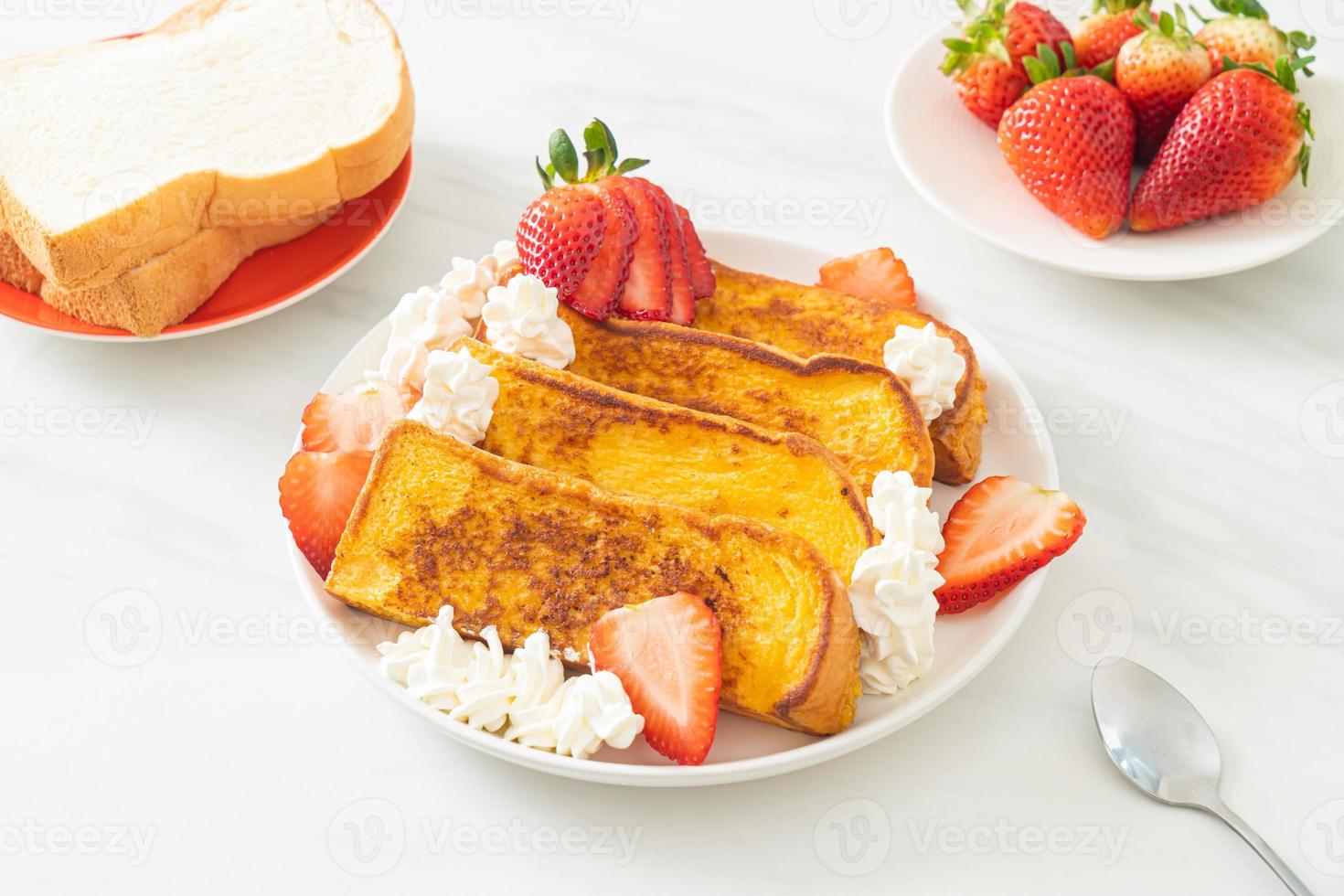 french toast con fragole fresche e panna montata foto