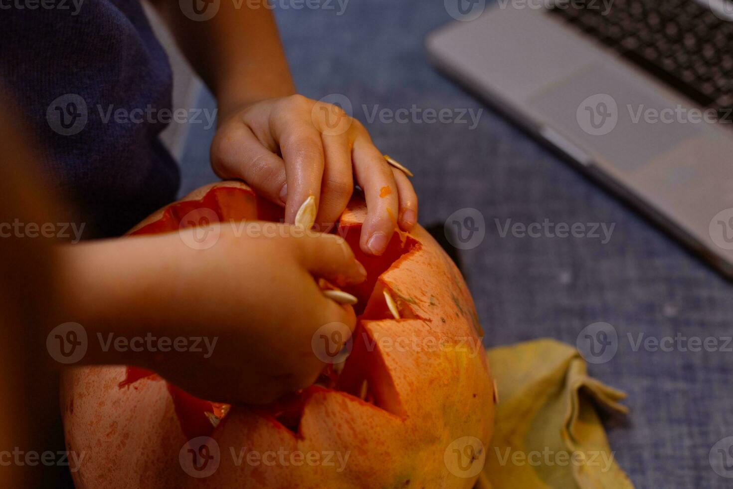 bambino scolpisce a partire dal un' zucca. famiglia divertimento attività. arved zucche in jack-o-lantern per Halloween. intaglio grande arancia zucche per Halloween nel in ritardo autunno. foto