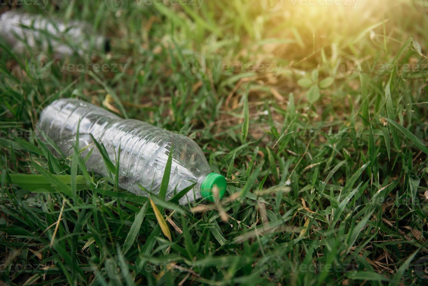 bottiglia di plastica su erba verde. ecologia inquinamento ambientale. foto