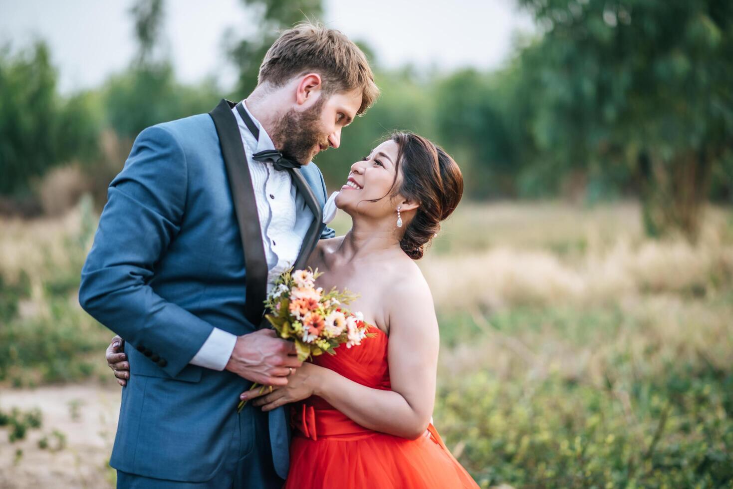 gli sposi hanno momenti romantici e felici insieme foto