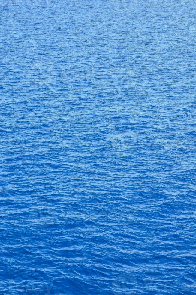 il oceano è blu e calma con un' pochi onde foto