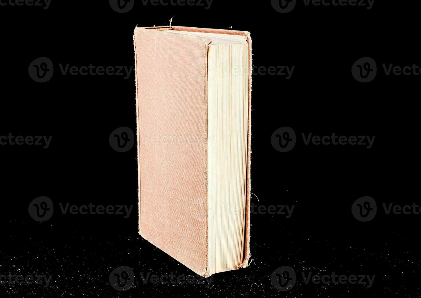 un' rosa libro su un' nero sfondo foto