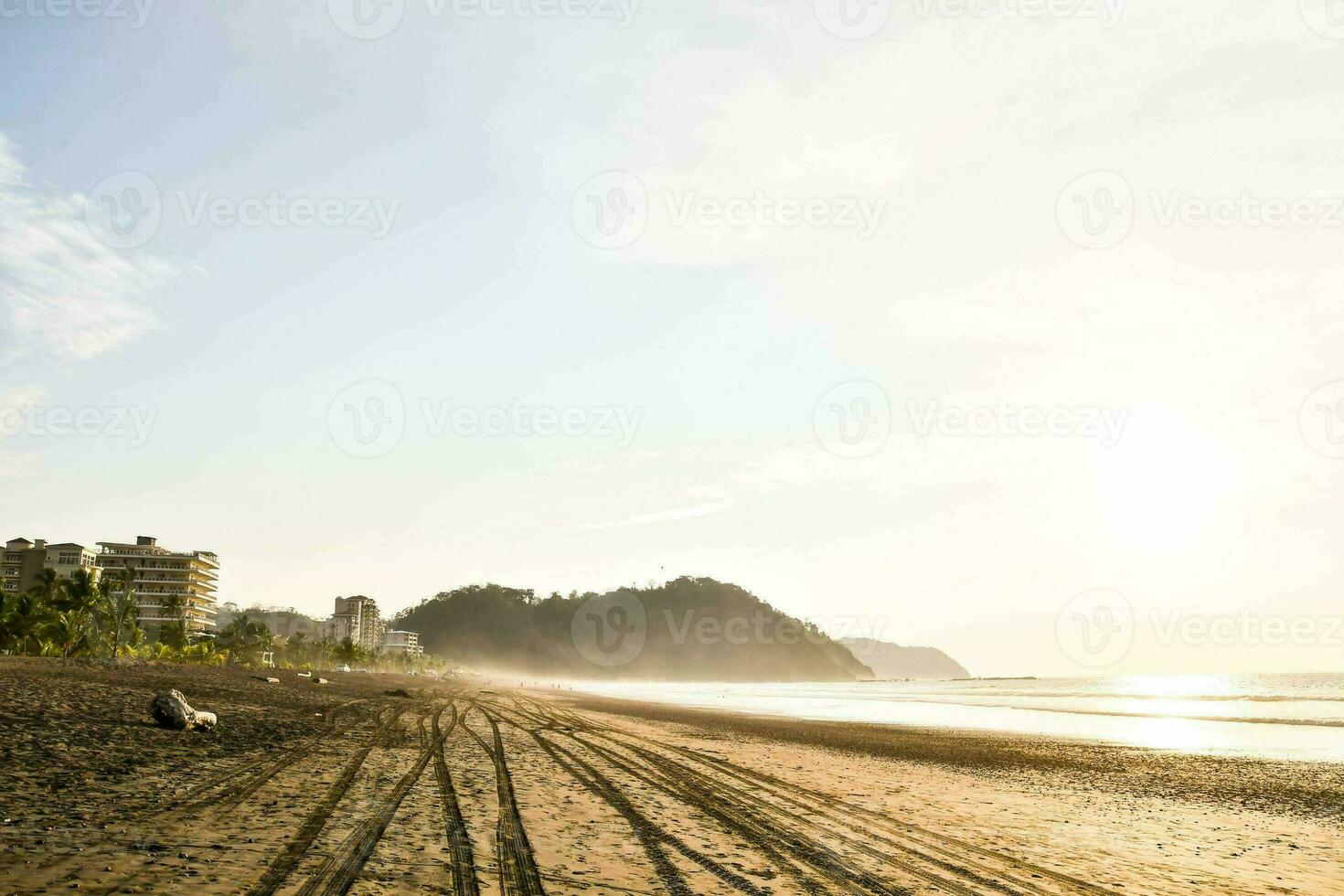 un' spiaggia con pneumatico brani foto