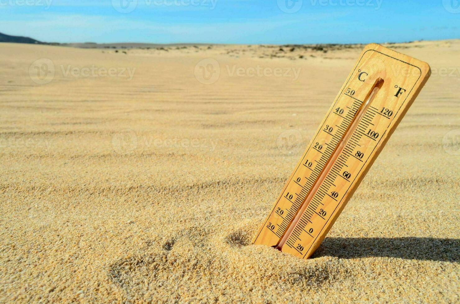 un' termometro nel il deserto foto