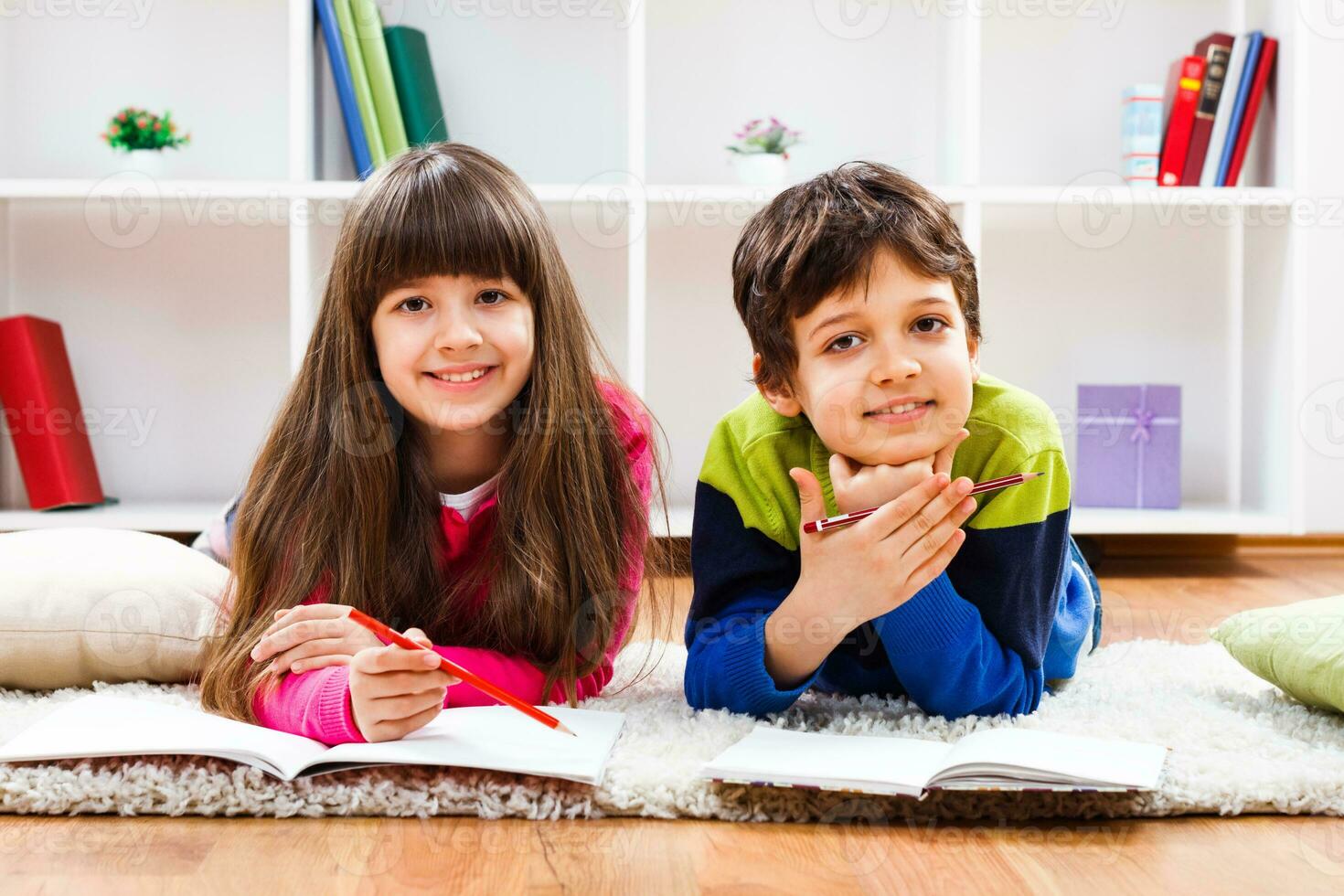 bambini fare compiti a casa foto