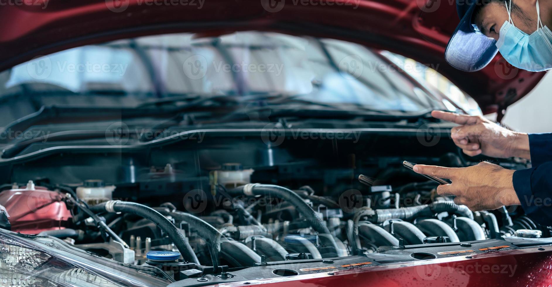 asiatici uomo medico proteggere maschera di protezione maschera facciale ispezione meccanica tenere la chiave per riparare auto blu per il servizio manutenzione assicurazione con auto motore cofano auto.per trasporto automobile automobilistico foto