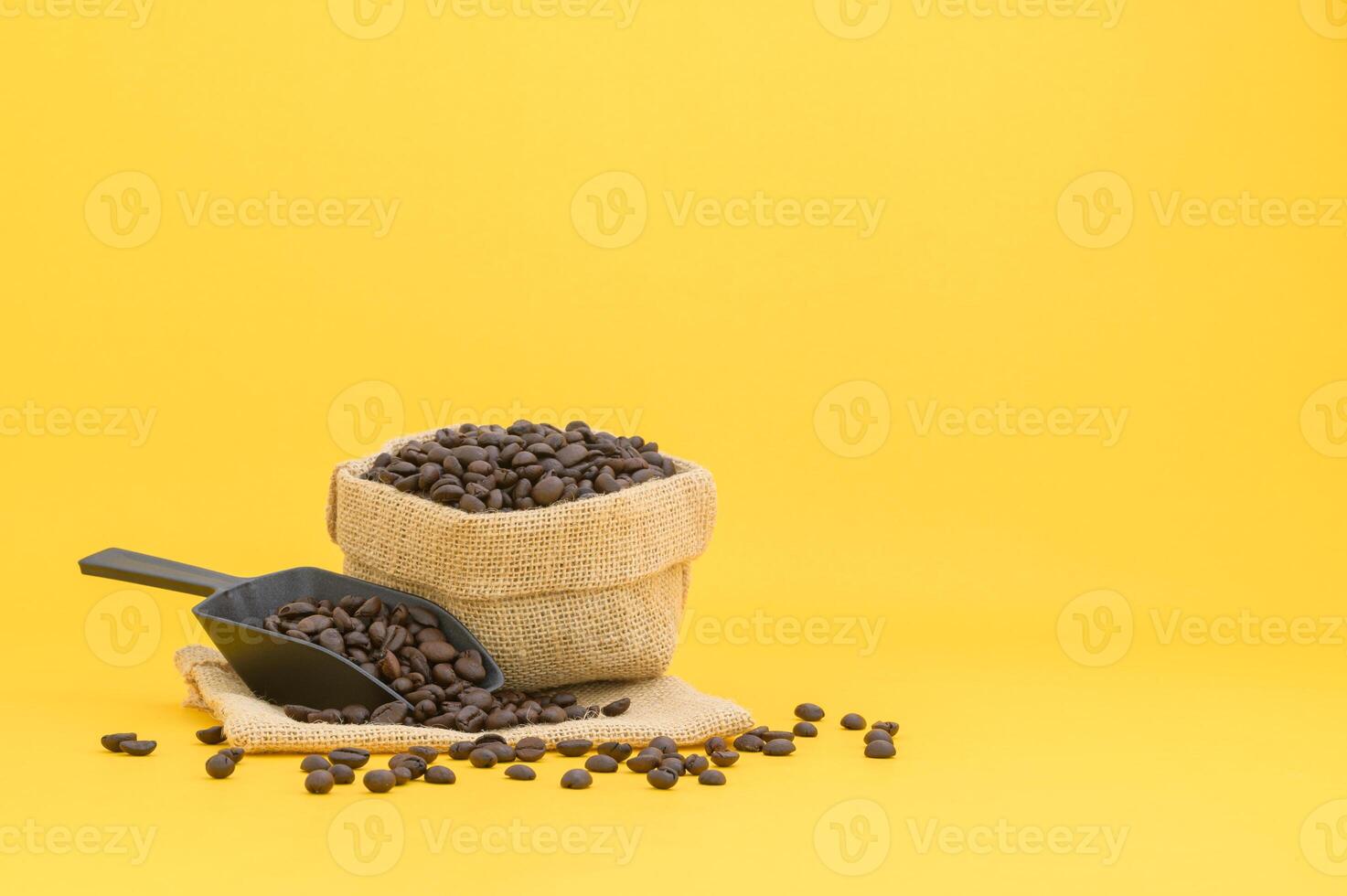 chicchi di caffè terminali scena di sfondo giallo foto