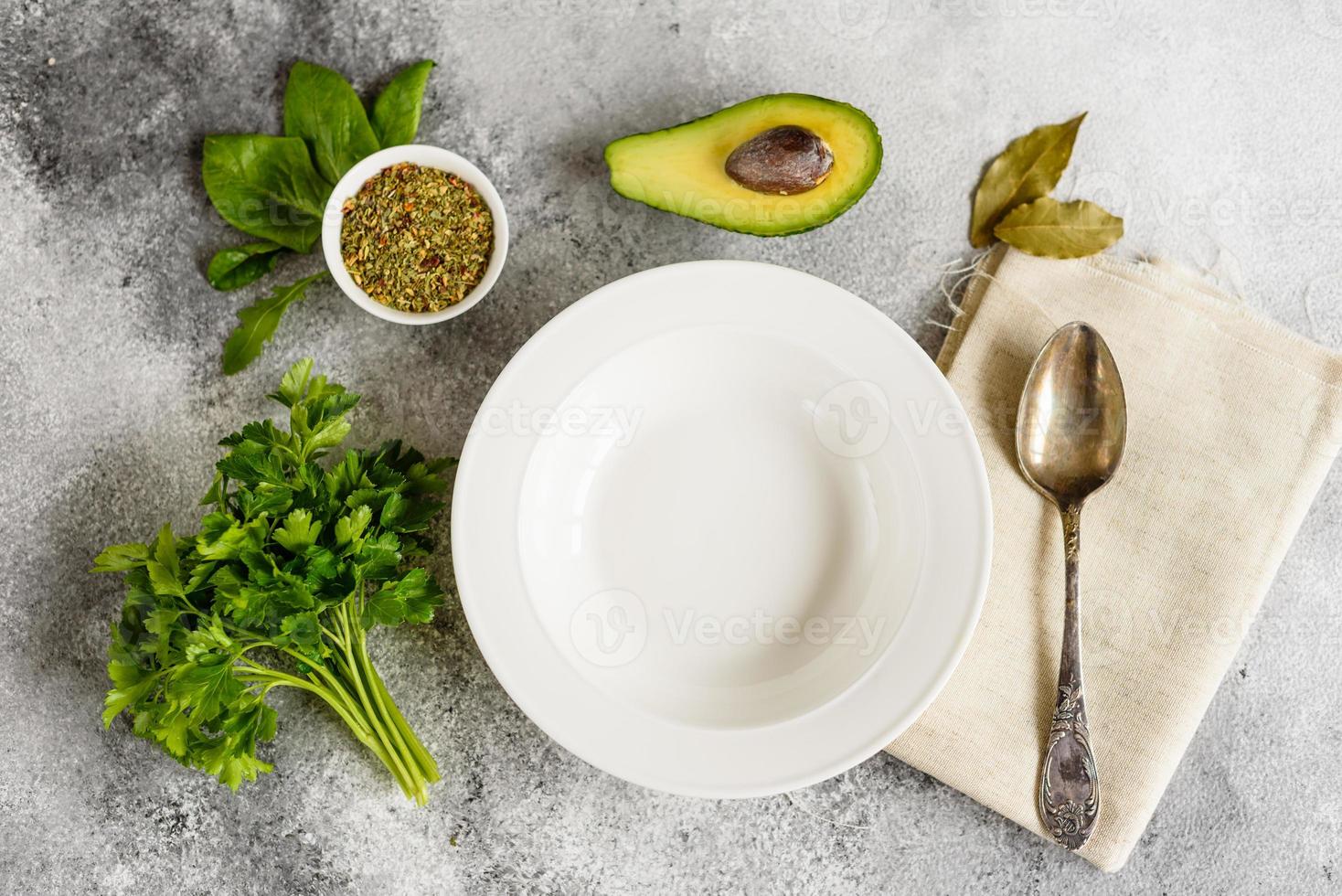 gustosa zuppa di verdure e spezie su uno sfondo di cemento grigio. può essere usato come sfondo foto