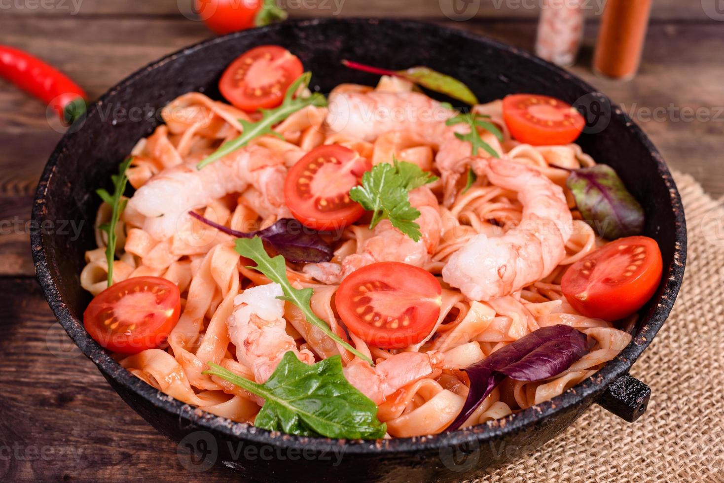 gustosa pasta con gamberi e pomodoro in padella foto