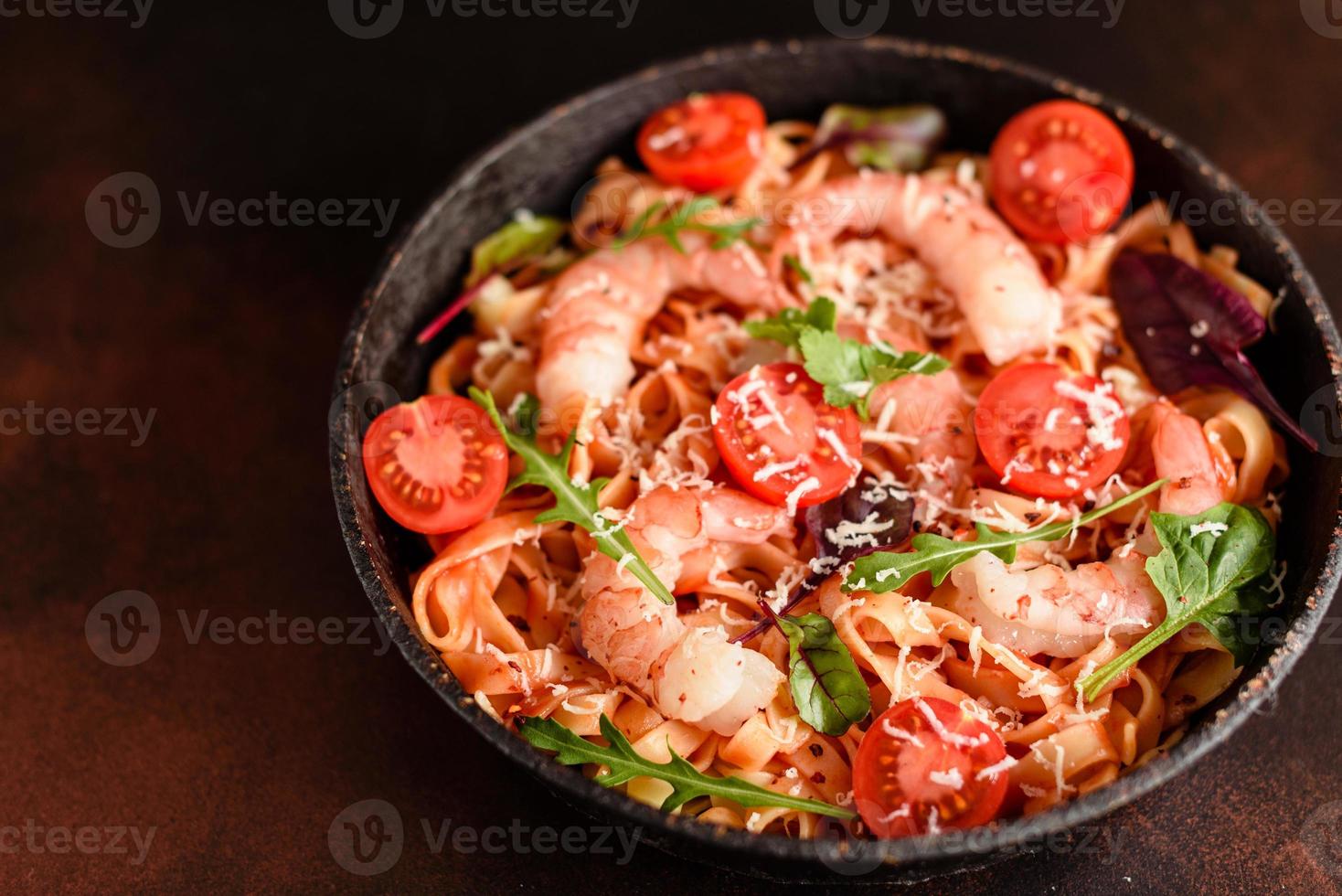 gustosa pasta con gamberi e pomodoro in padella foto