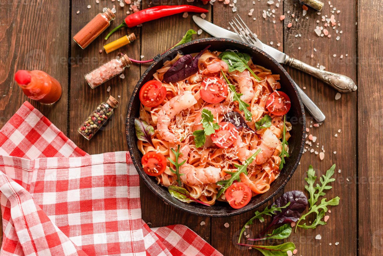 gustosa pasta con gamberi e pomodoro in padella foto