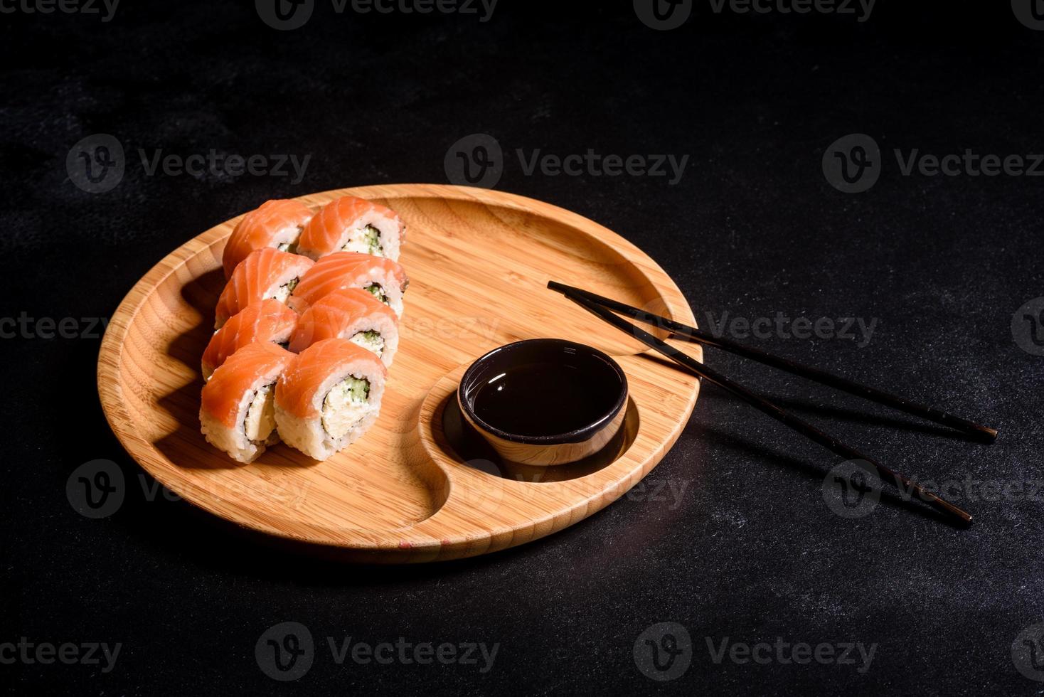 vari tipi di sushi serviti su uno sfondo scuro foto