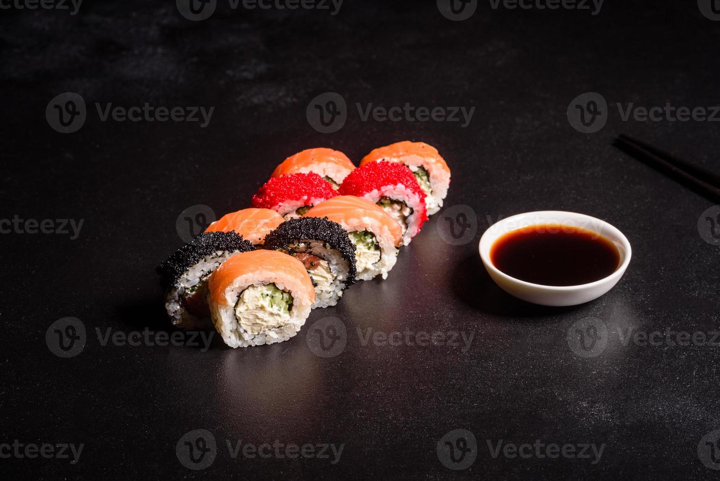 vari tipi di sushi serviti su uno sfondo scuro foto