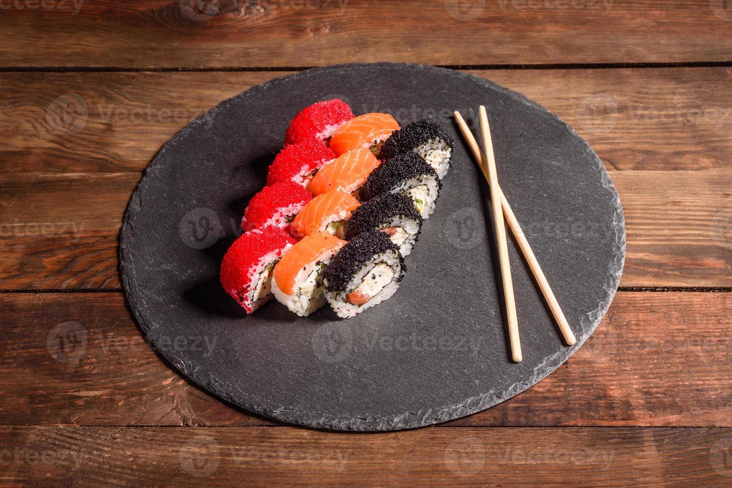vari tipi di sushi serviti su uno sfondo scuro foto