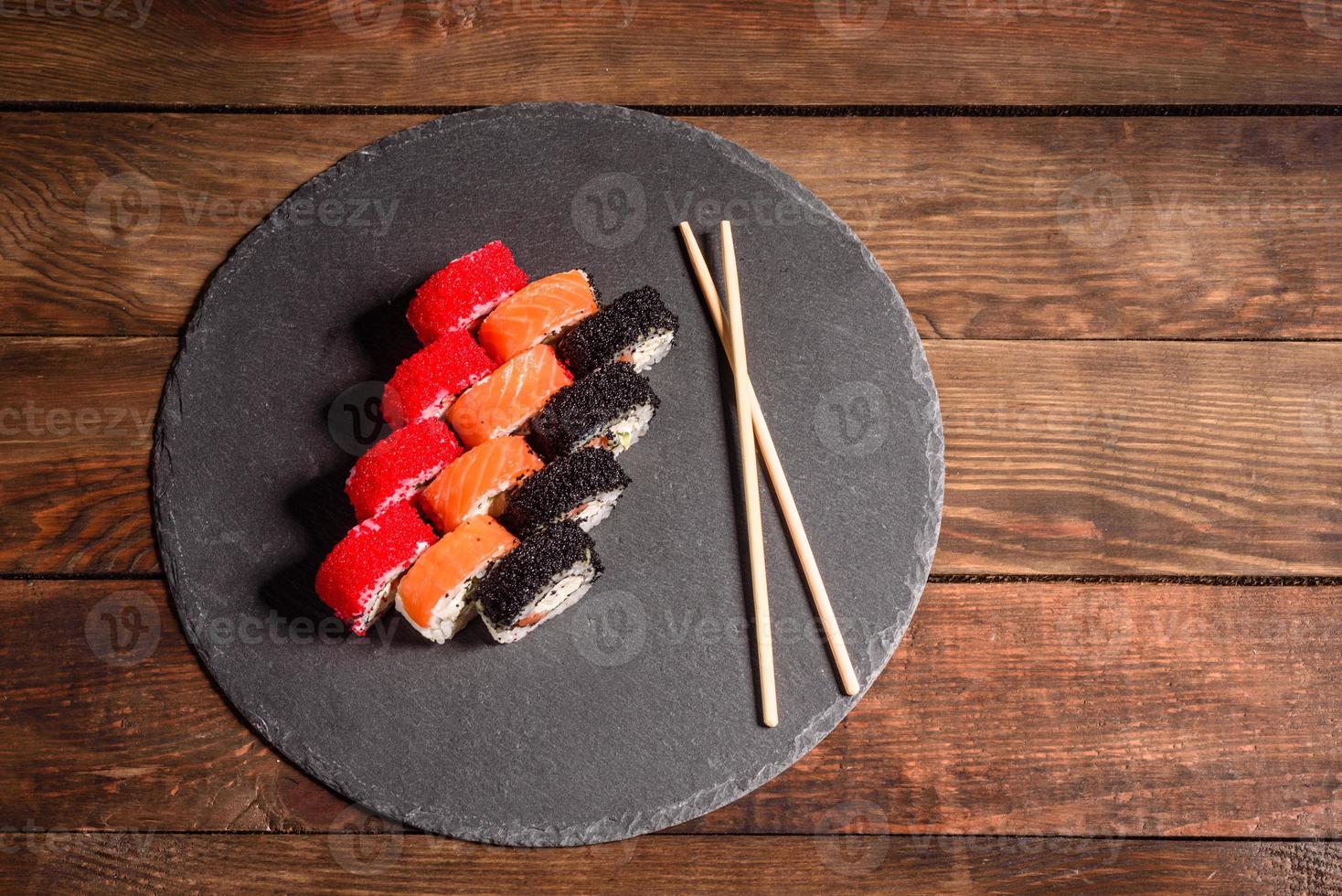 vari tipi di sushi serviti su uno sfondo scuro foto