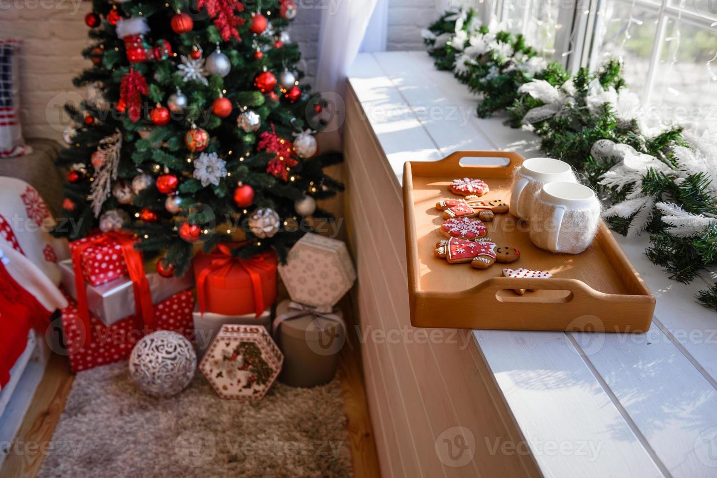 bellissimo interno festivo di natale in una casa di campagna alla vigilia di natale foto