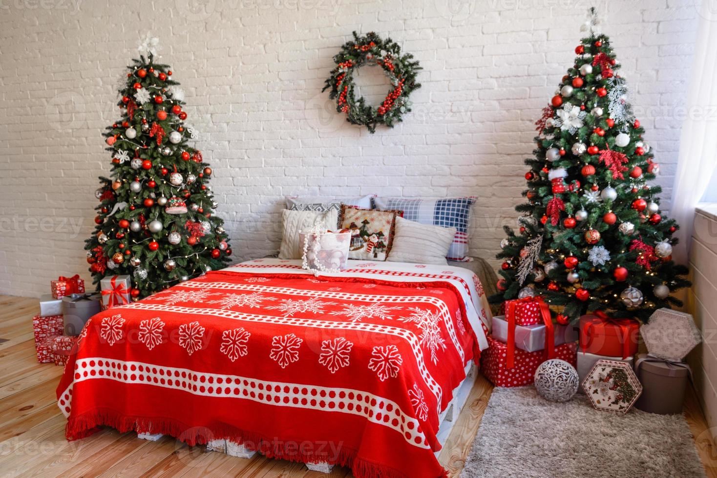 bellissimo interno festivo di natale in una casa di campagna alla vigilia di natale foto