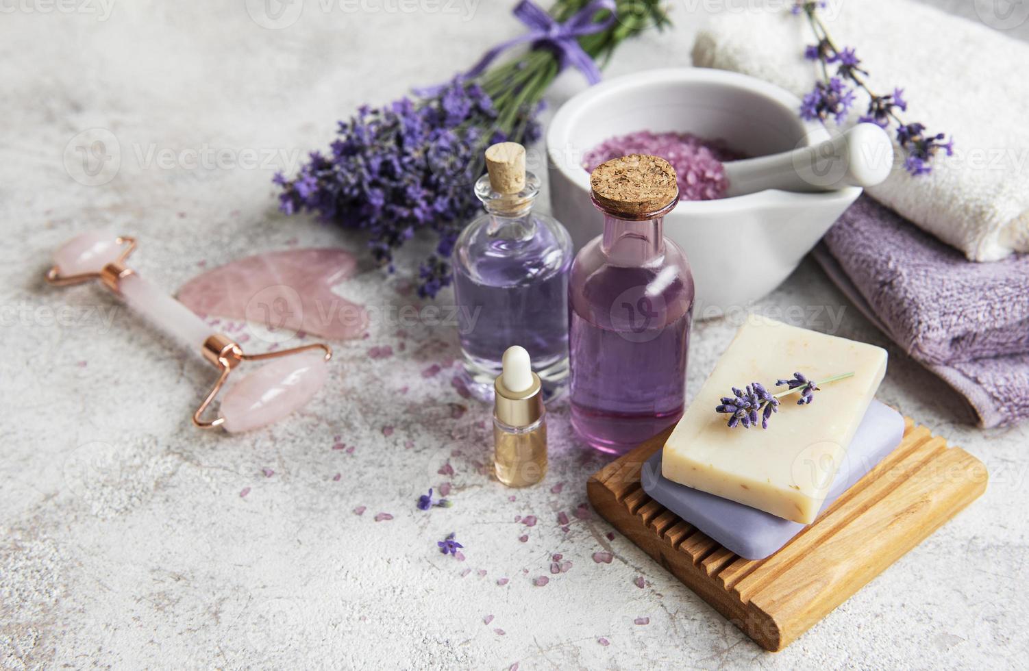 cosmetico alle erbe naturali con fiori di lavanda foto