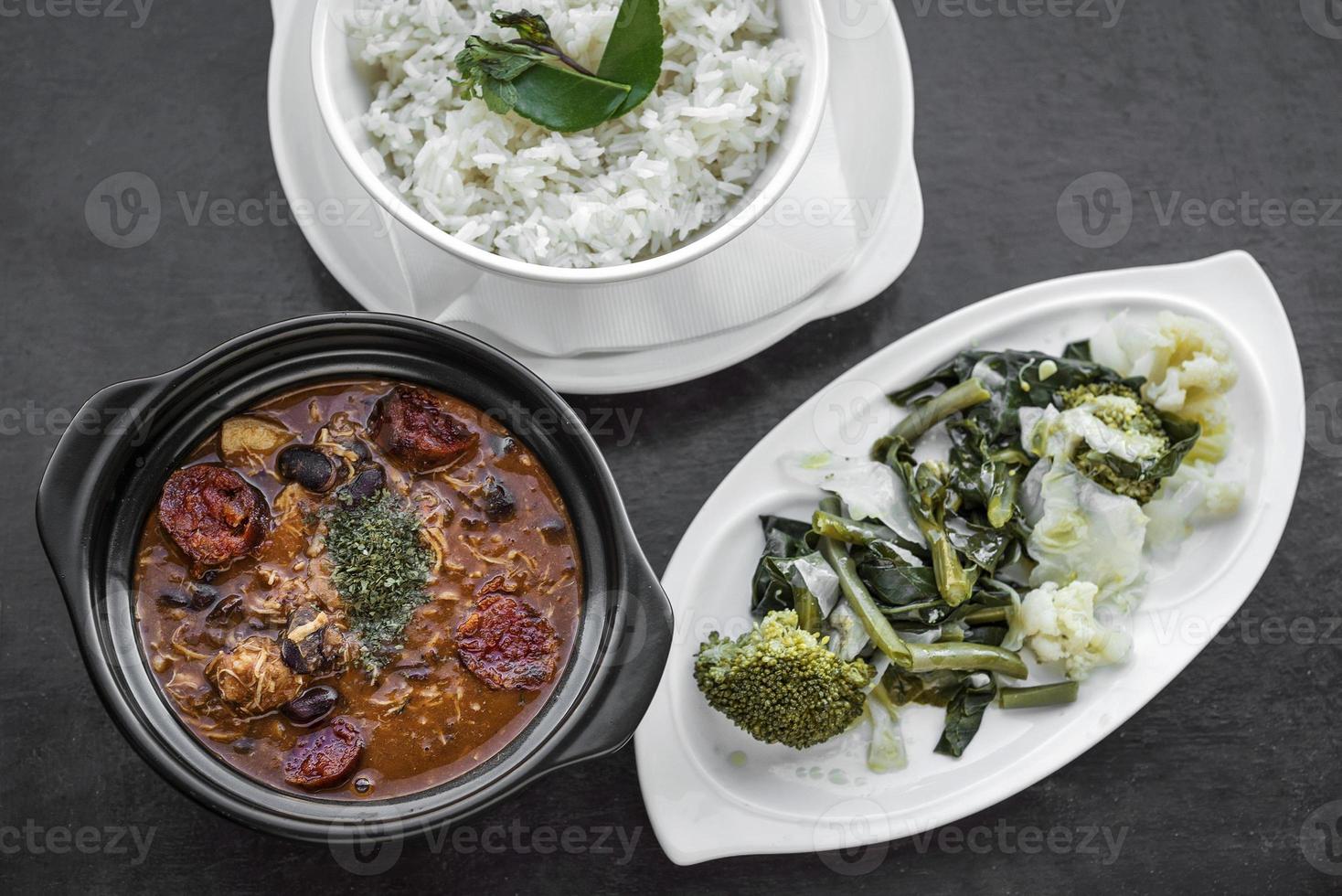 feijoada di pollo con chorizo portoghese rustico speziato tradizionale stufato di fagioli foto