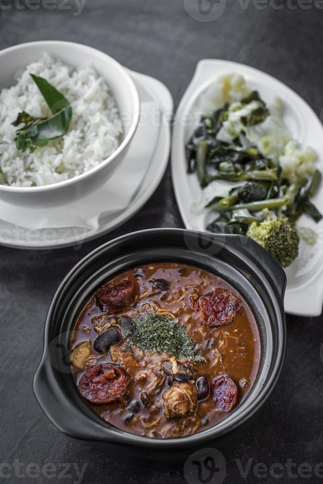 feijoada di pollo con chorizo portoghese rustico speziato tradizionale stufato di fagioli foto