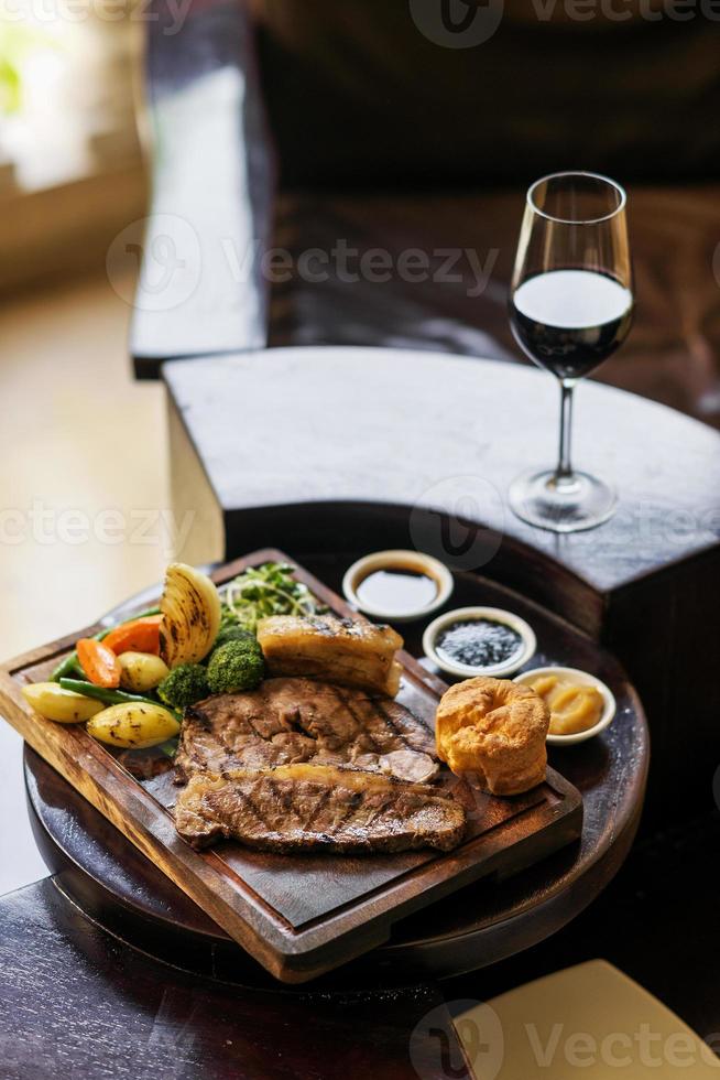 tradizionale inglese britannico arrosto di manzo domenicale con verdure pasto classico foto