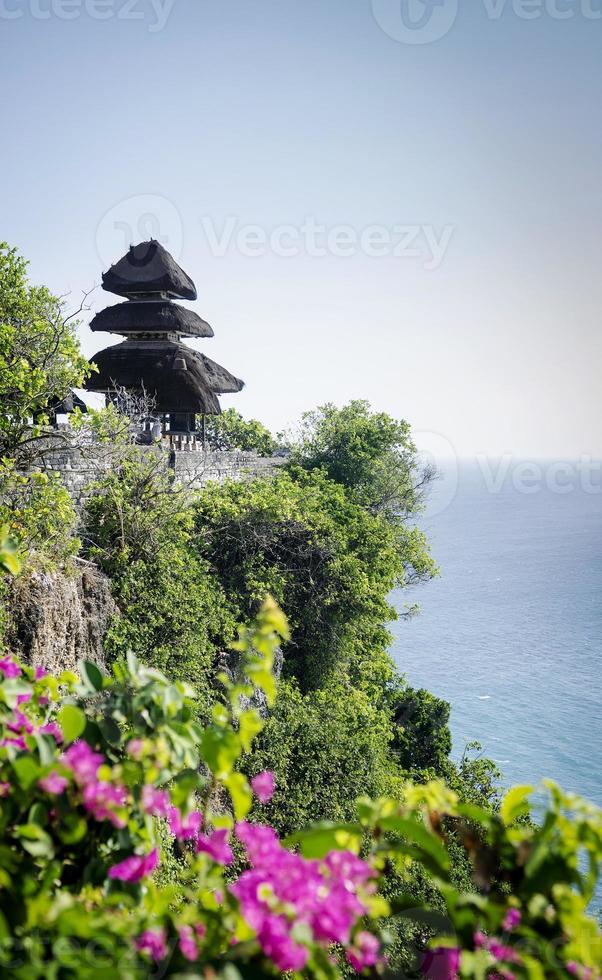 uluwatu antico punto di riferimento clifftop balinese tempio indù a bali indonesia foto