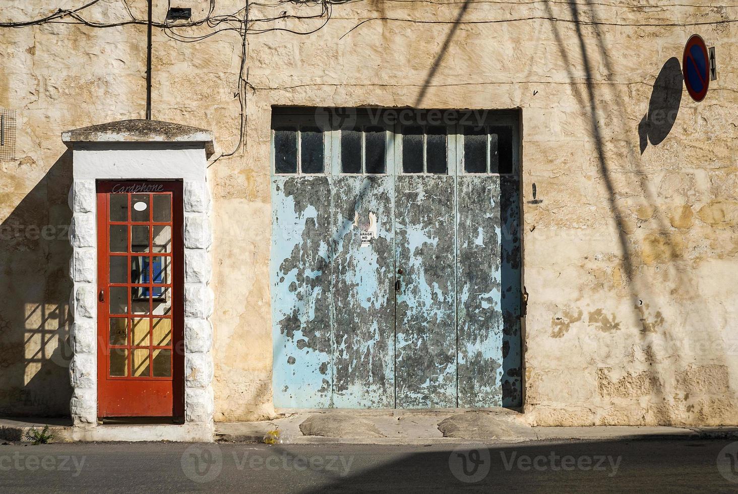 Dettagli esterni della casa maltese mediterranea tradizionale nell'isola di gozo malta foto