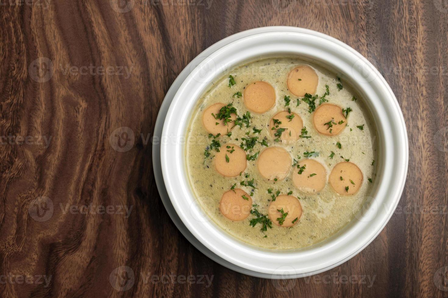 Zuppa di patate e salsiccia tradizionale tedesca kartoffelsuppe su tavola di legno foto