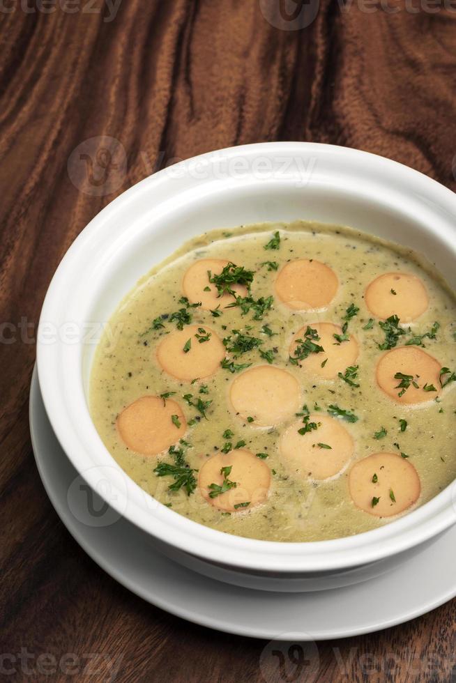 Zuppa di patate e salsiccia tradizionale tedesca kartoffelsuppe su tavola di legno foto