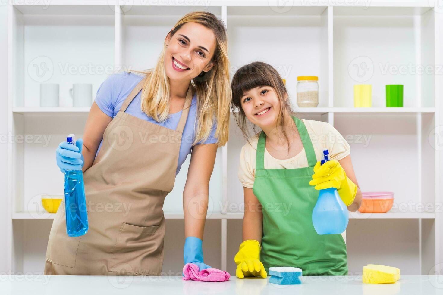 contento madre e sua figlia godere pulizia insieme. foto