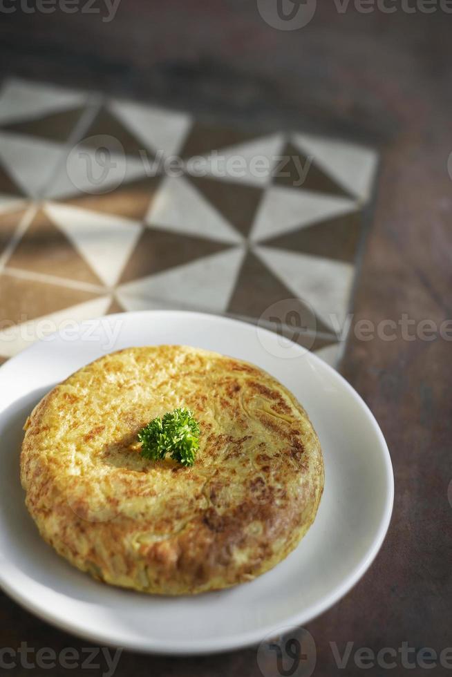 tortilla spagnola omelette tapas tradizionali cibo su sfondo rustico tradizionale foto