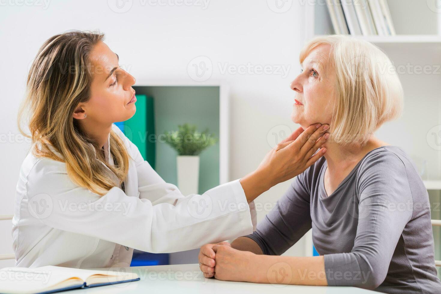femmina medico esamina sua anziano del paziente gola nel ufficio foto