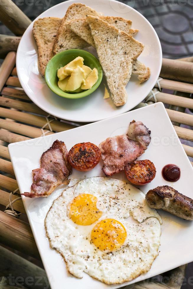 colazione fritta inglese tradizionale inglese con uova pancetta e salsiccia? foto