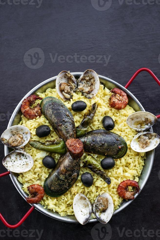 pesce misto e paella di riso famoso pasto spagnolo tradizionale portoghese foto