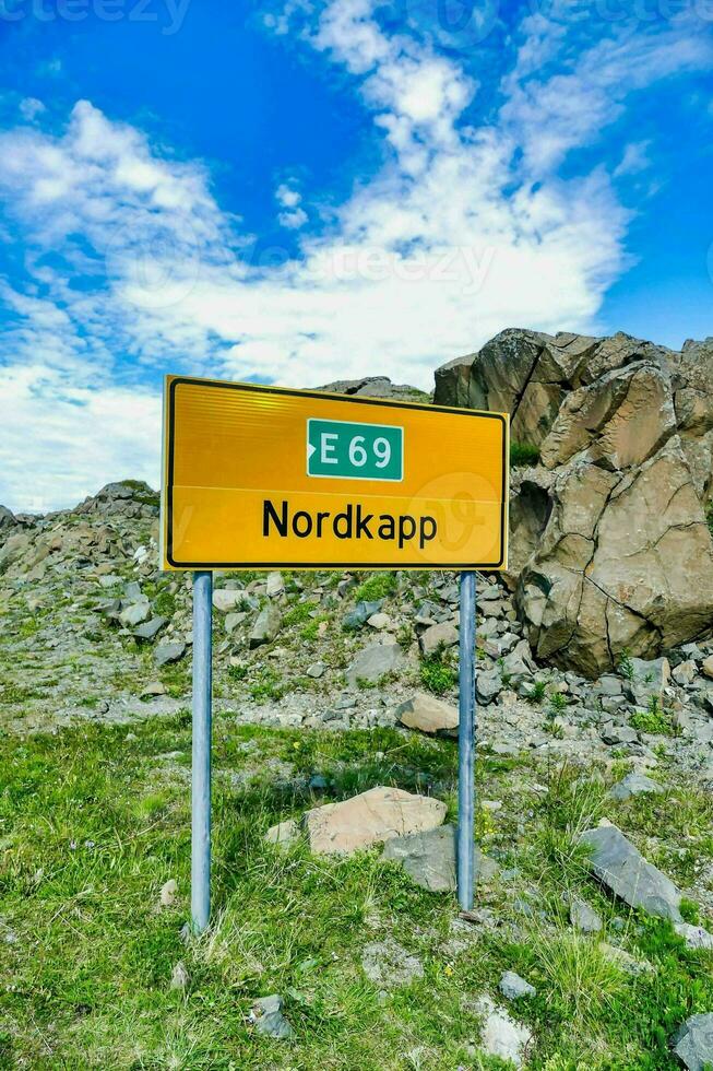 nordkapp cartello nel il montagne foto