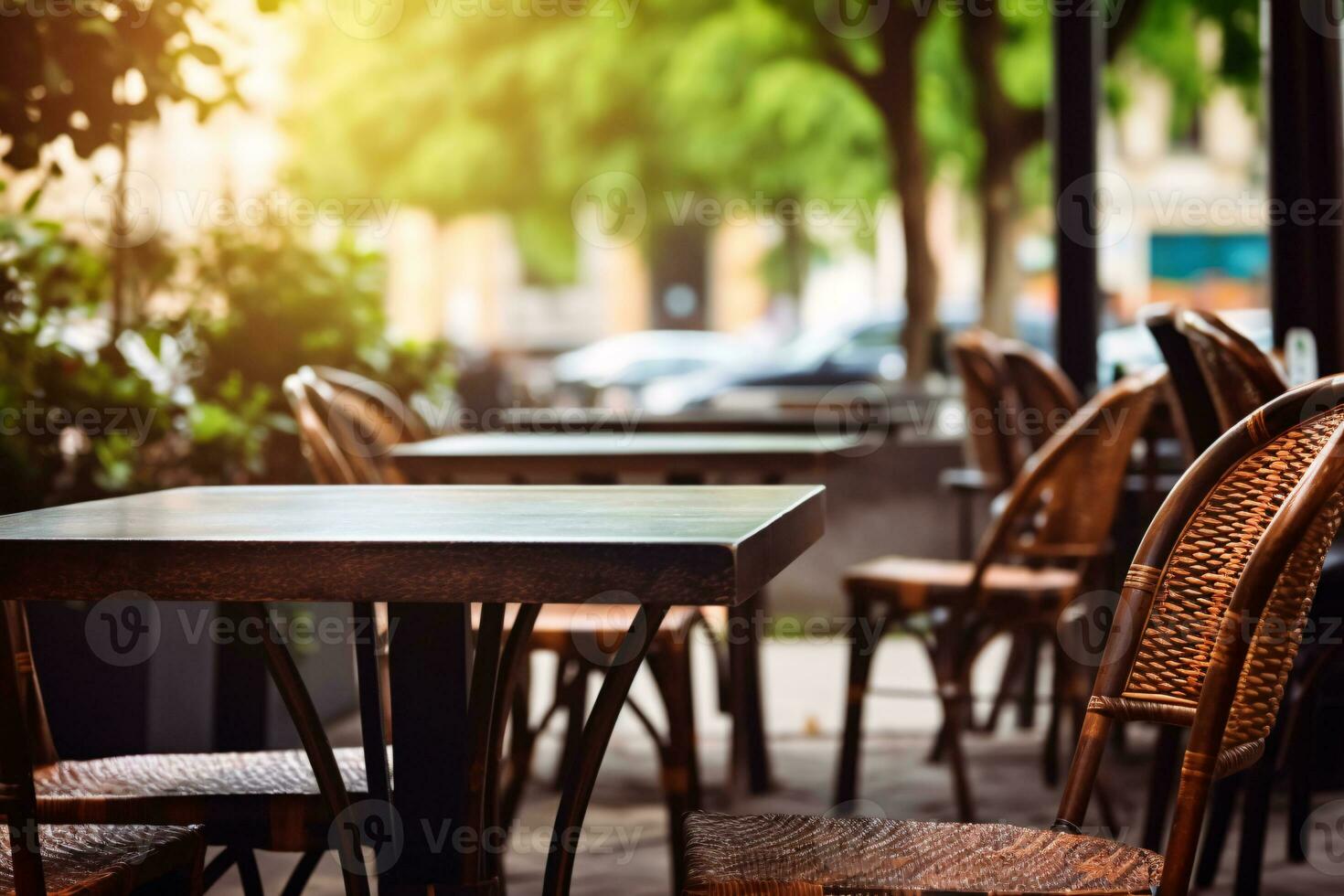 all'aperto tavolo di caffè bar e ristorante. estate terrazza su città strada. vuoto al di fuori tavoli e sedie di all'aperto bar su sfocatura verde giardino. accogliente all'aperto zona bar e ristorante. generativo ai. foto