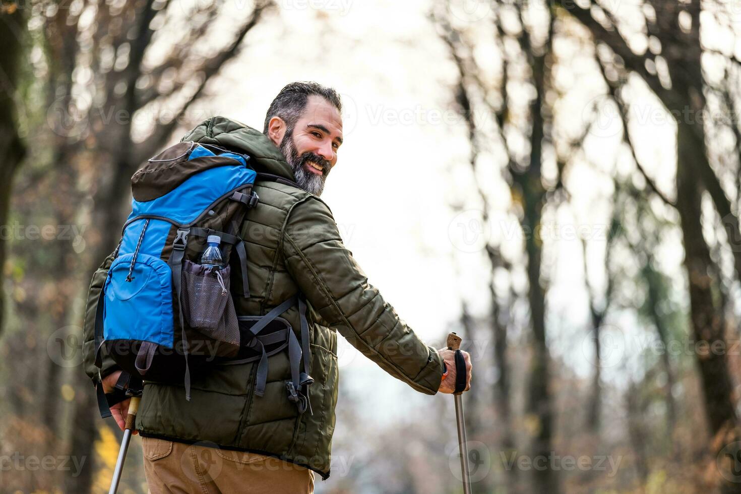 Immagine di uomo gode escursioni a piedi nel natura foto