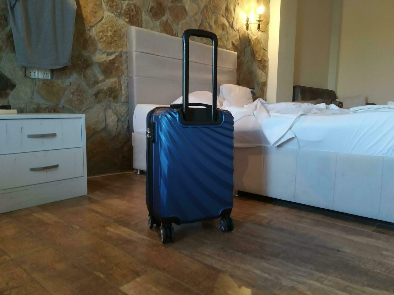 bagaglio nel il Hotel camera, pronto per viaggio. viaggio concetto foto