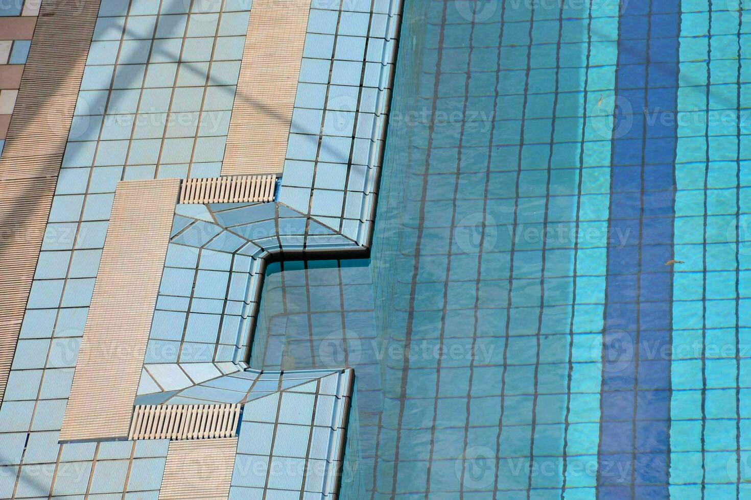 un' Visualizza di il superiore di un' edificio con blu bicchiere foto