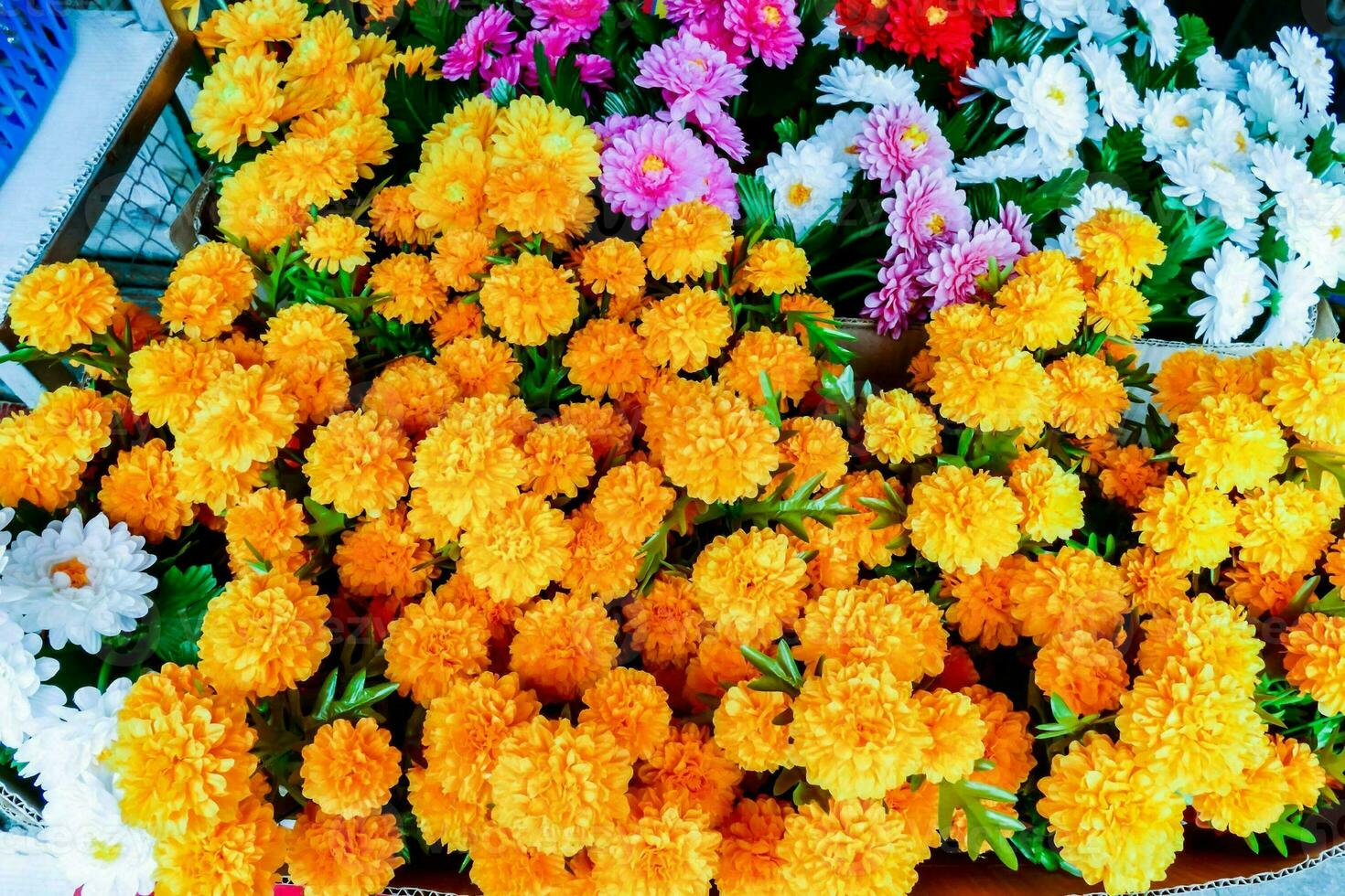 un' grande scatola pieno con colorato fiori foto