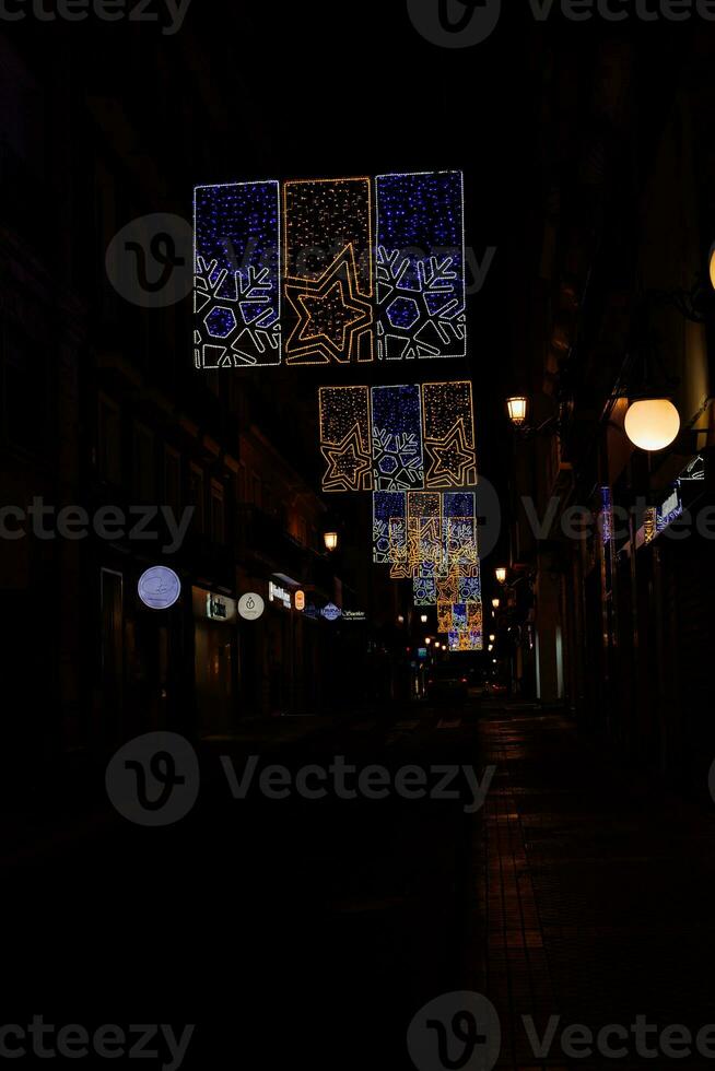 Natale decorazioni a notte nel alicante città foto